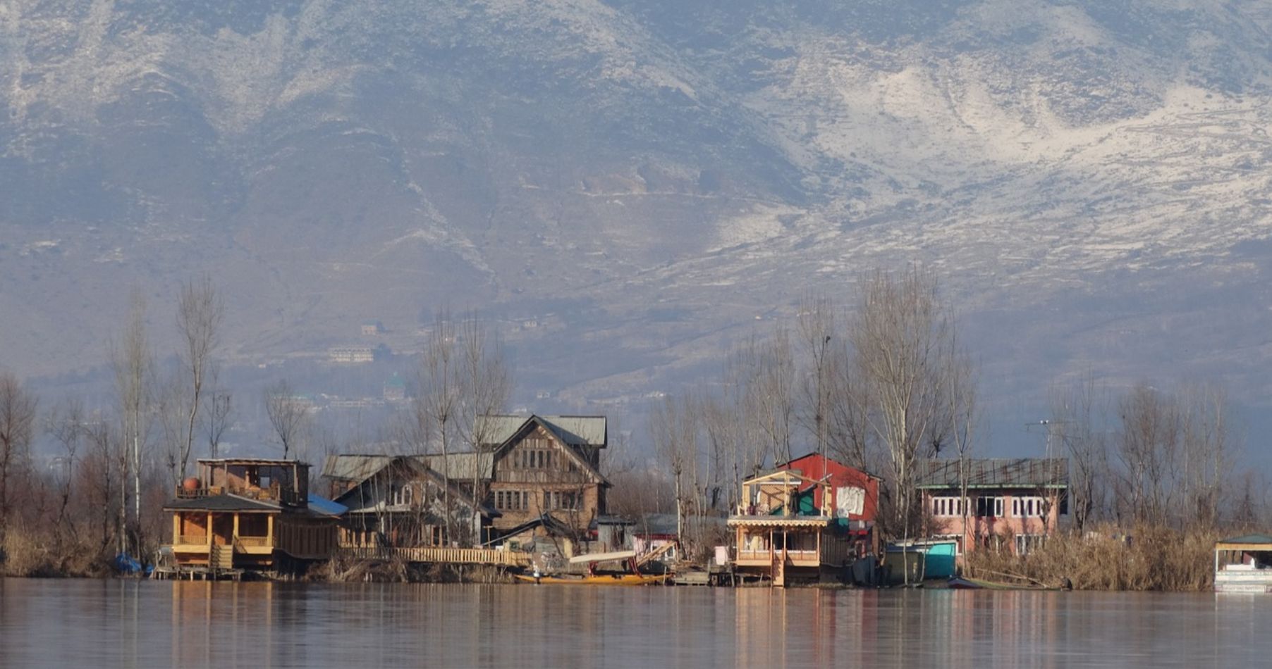 Exploring Snow-Kissed Wonders: Your Ultimate Srinagar Winter Vacation Guide